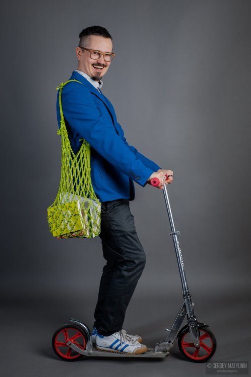Креативный бизнес портрет мужчины в синем пиджаке с авоськой на самокате для деловой съемки