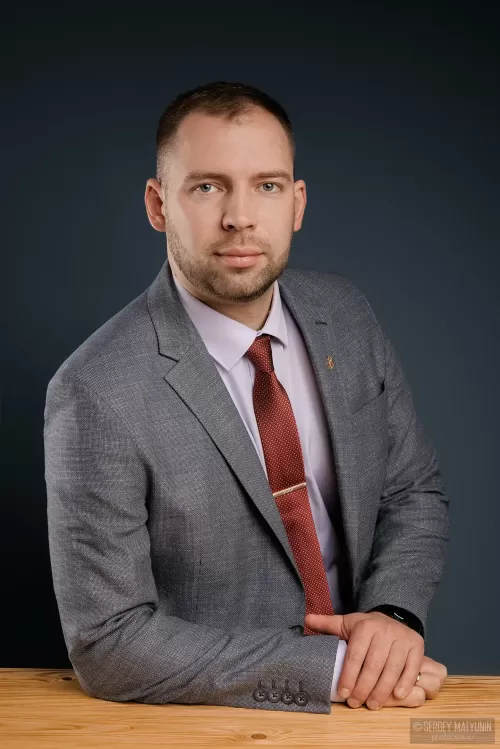 Мужской деловой портрет в сером пиджаке для бизнес резюме или корпоративного сайта