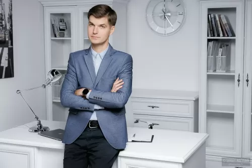 Деловой портрет мужчины в пиджаке для корпоративного сайта или бизнес съемки в современном кабинете