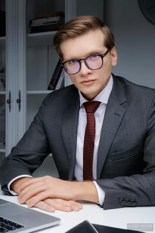 Деловой портрет мужчины в костюме и очках для бизнес съемки в современном офисе