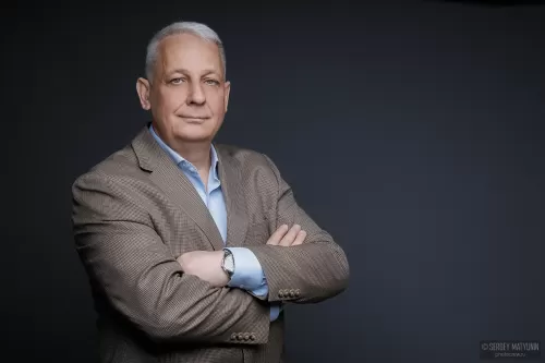 Деловой портрет мужчины в пиджаке для корпоративной съемки на темном фоне