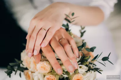 Руки со свадебными кольцами крупным планом