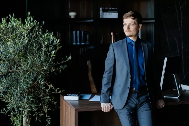 Фотосессия в офисном стиле в студии