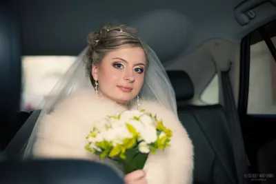 Невеста в салоне автомобиля