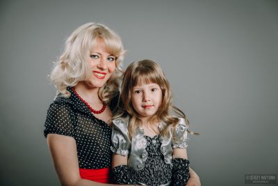 Фотосессия мамы с дочкой в студии