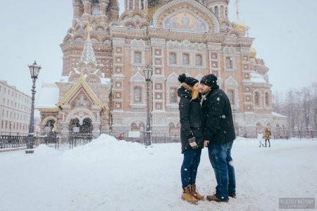 Снег кружится, летает и тает